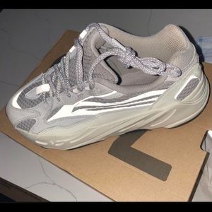 Yeezy boost 700 v2